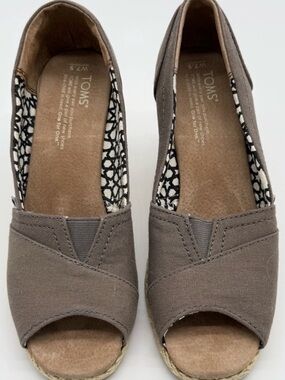 TOMS Michelle Women's 7.5 Wide Taupe Gray Canvas Peep Toe Espadrille Wedge Heels